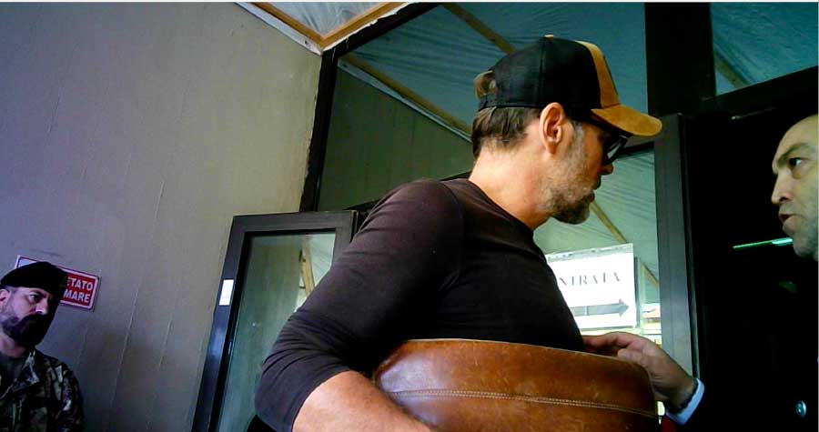 Forse qualcuno potrà anche spiegare perché il maresciallo ha ritenuto necessario toccare l’accompagnatore. Si vedeva chiaramente che era spaventato.